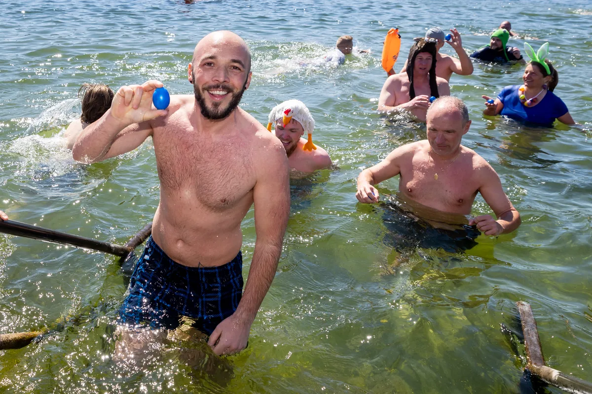 Der See ist sichtlich kalt, doch davon liessen sich auch 2022 die Schwimmer nicht abhalten. Blaueierschwimmen in Uster 2022.